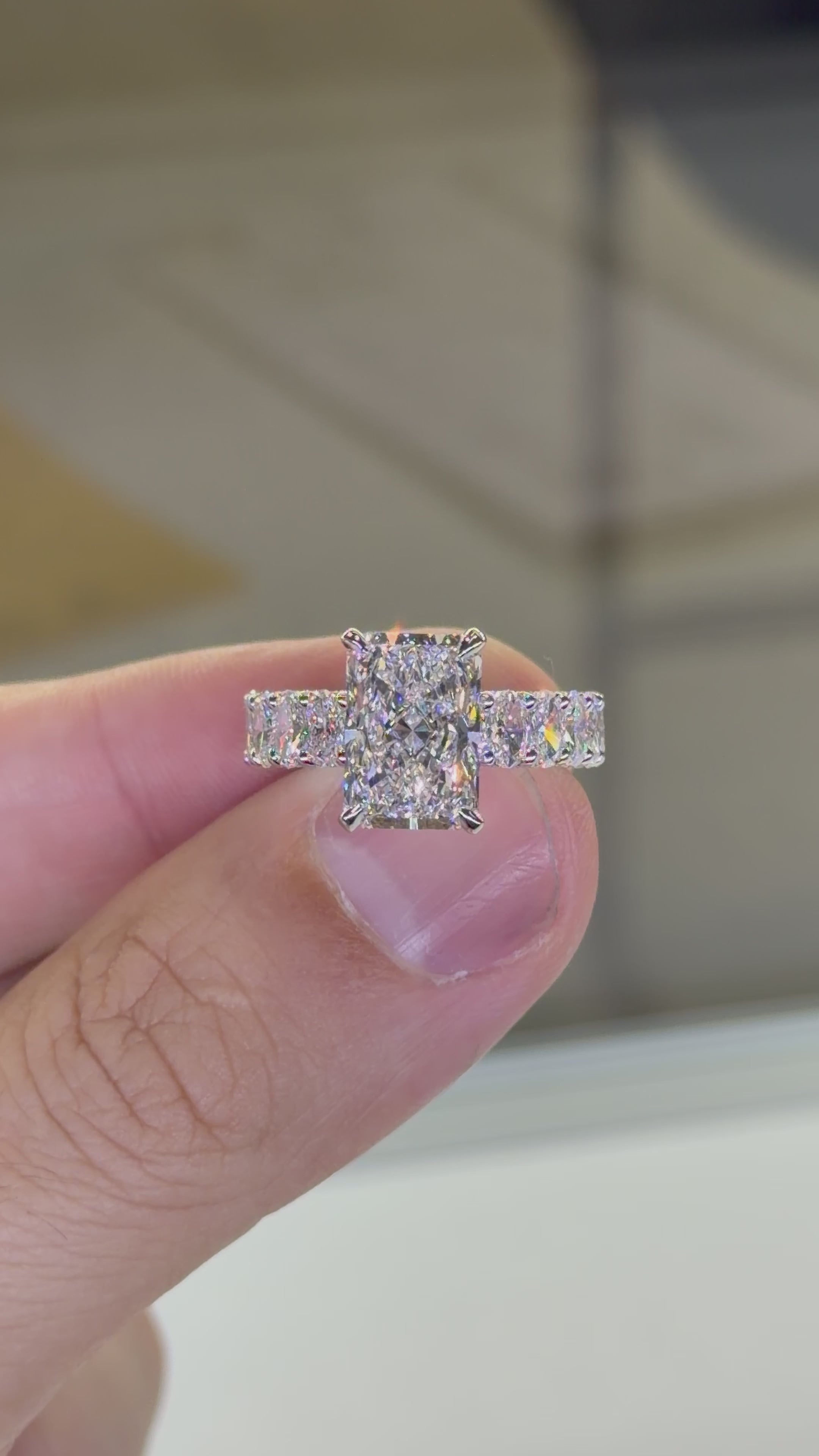 Radiant center 5MM Oval Luna Design