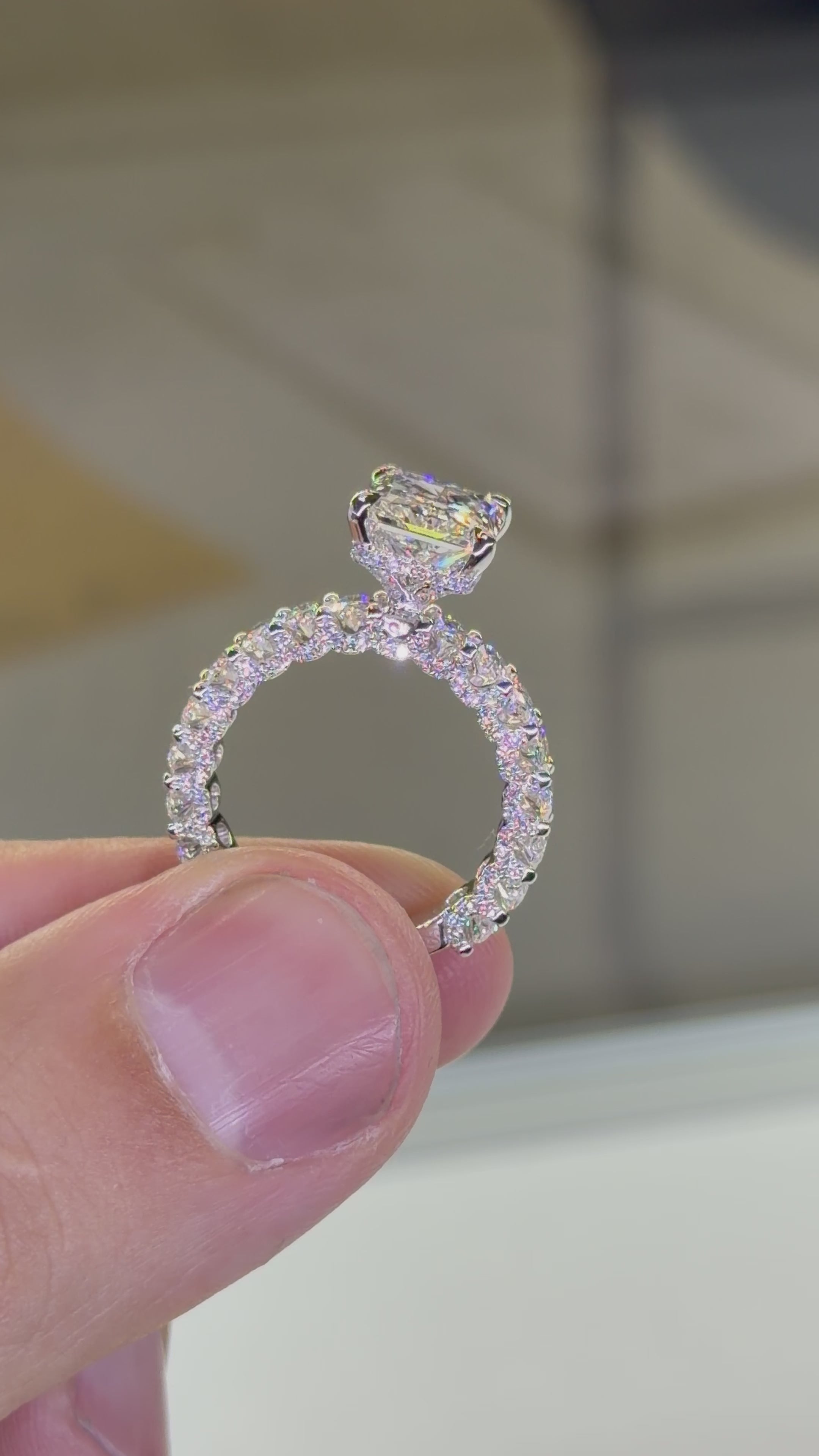 Radiant center 5MM Oval Luna Design