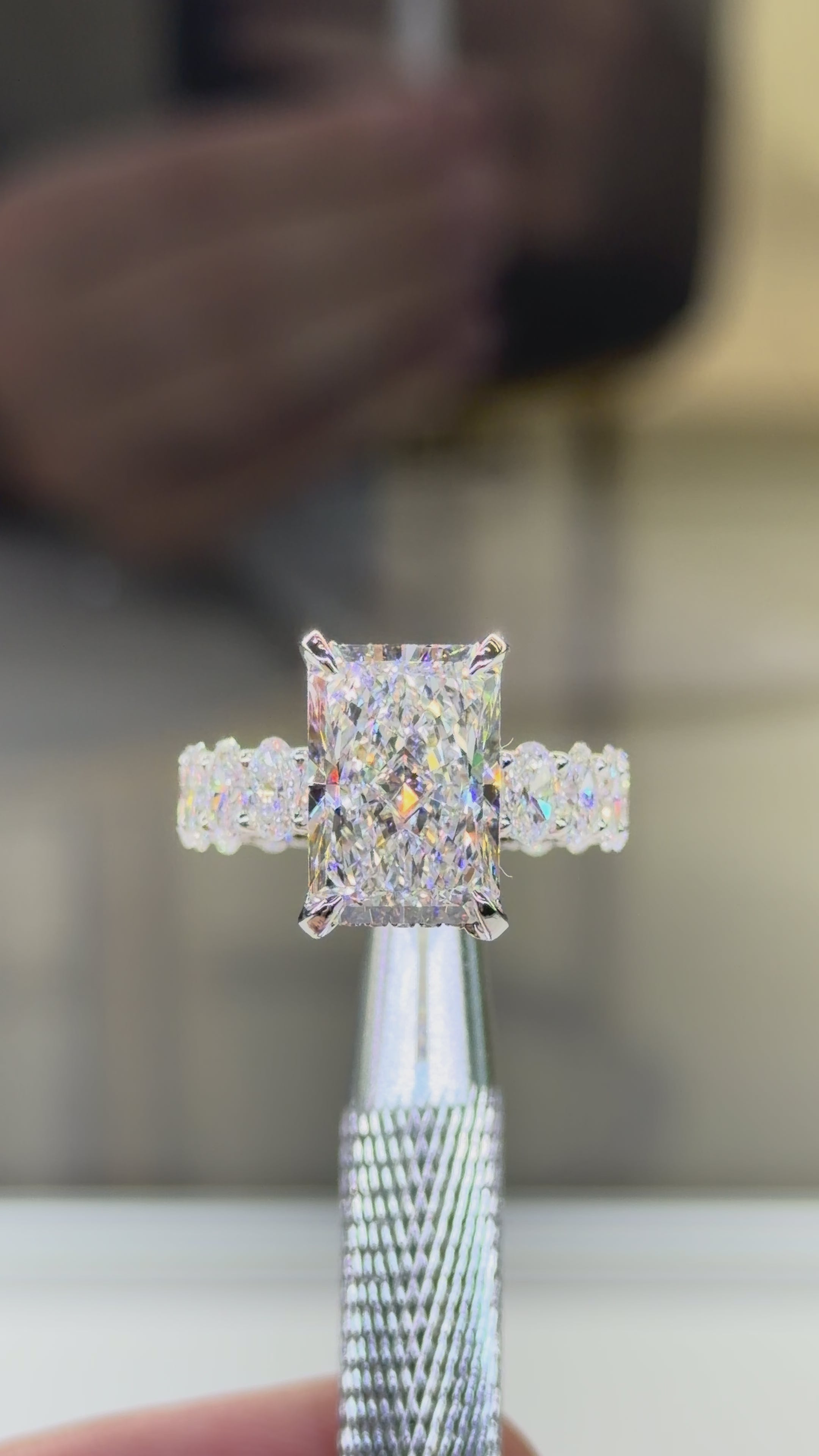 Radiant center 5MM Oval Luna Design