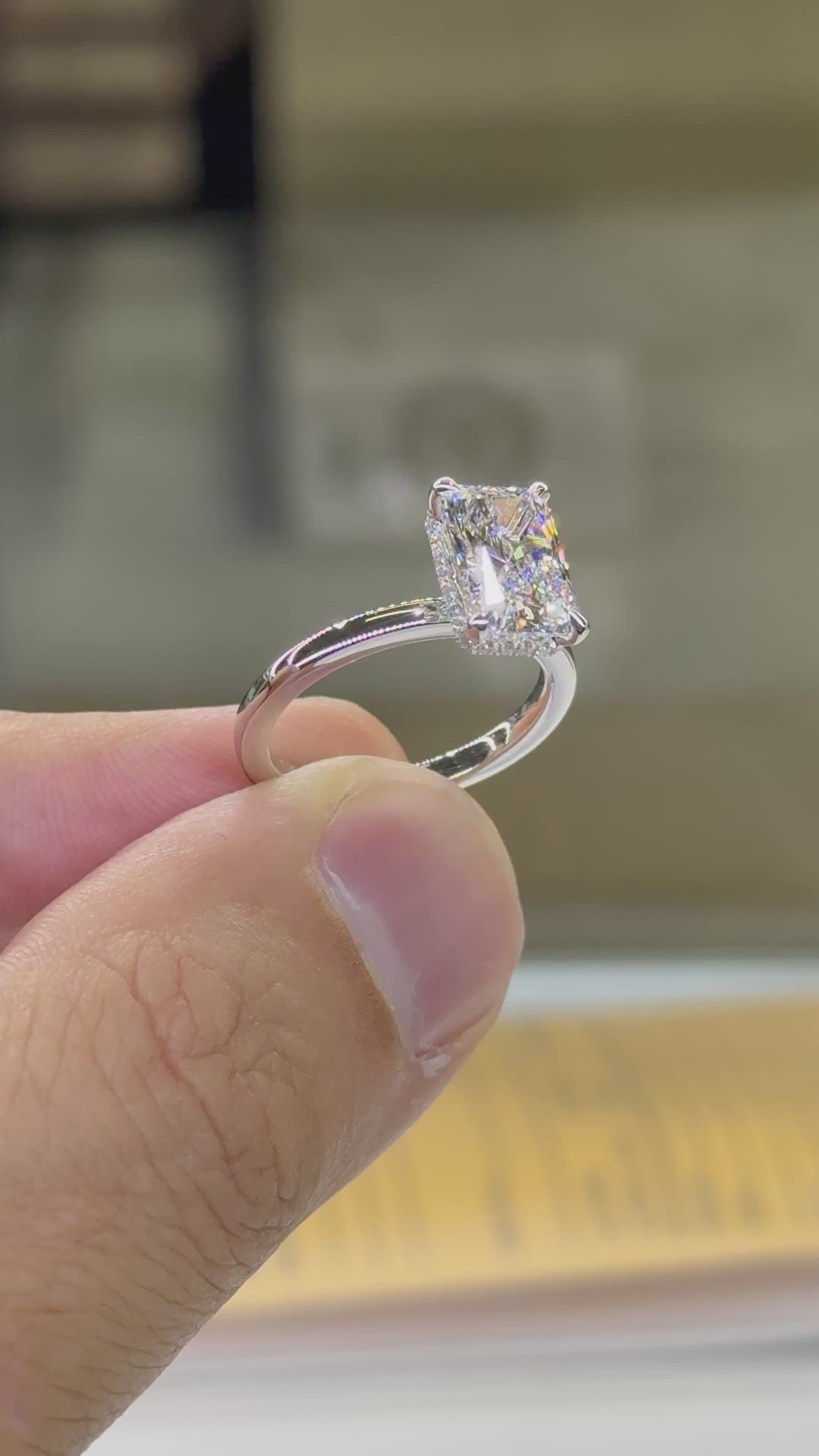 Signature Solitaire Hidden Halo