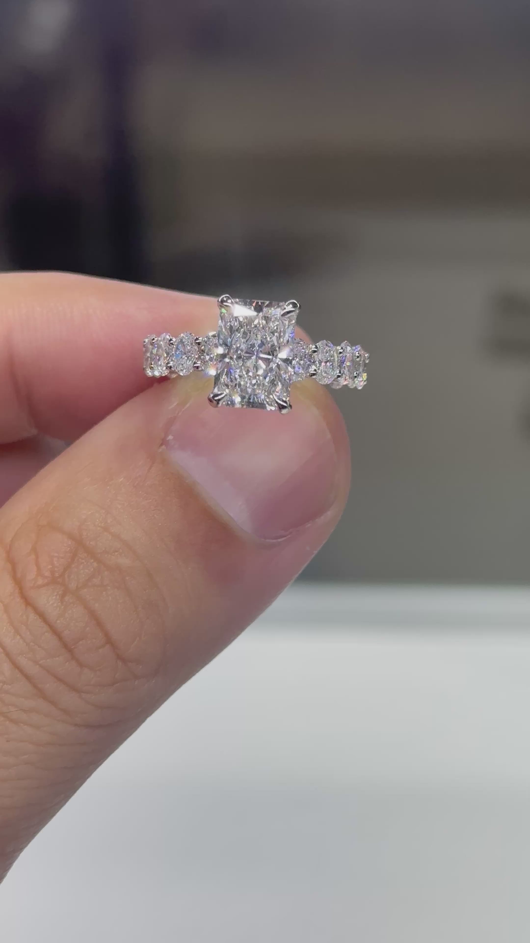 Radiant center 4MM Oval Luna Design