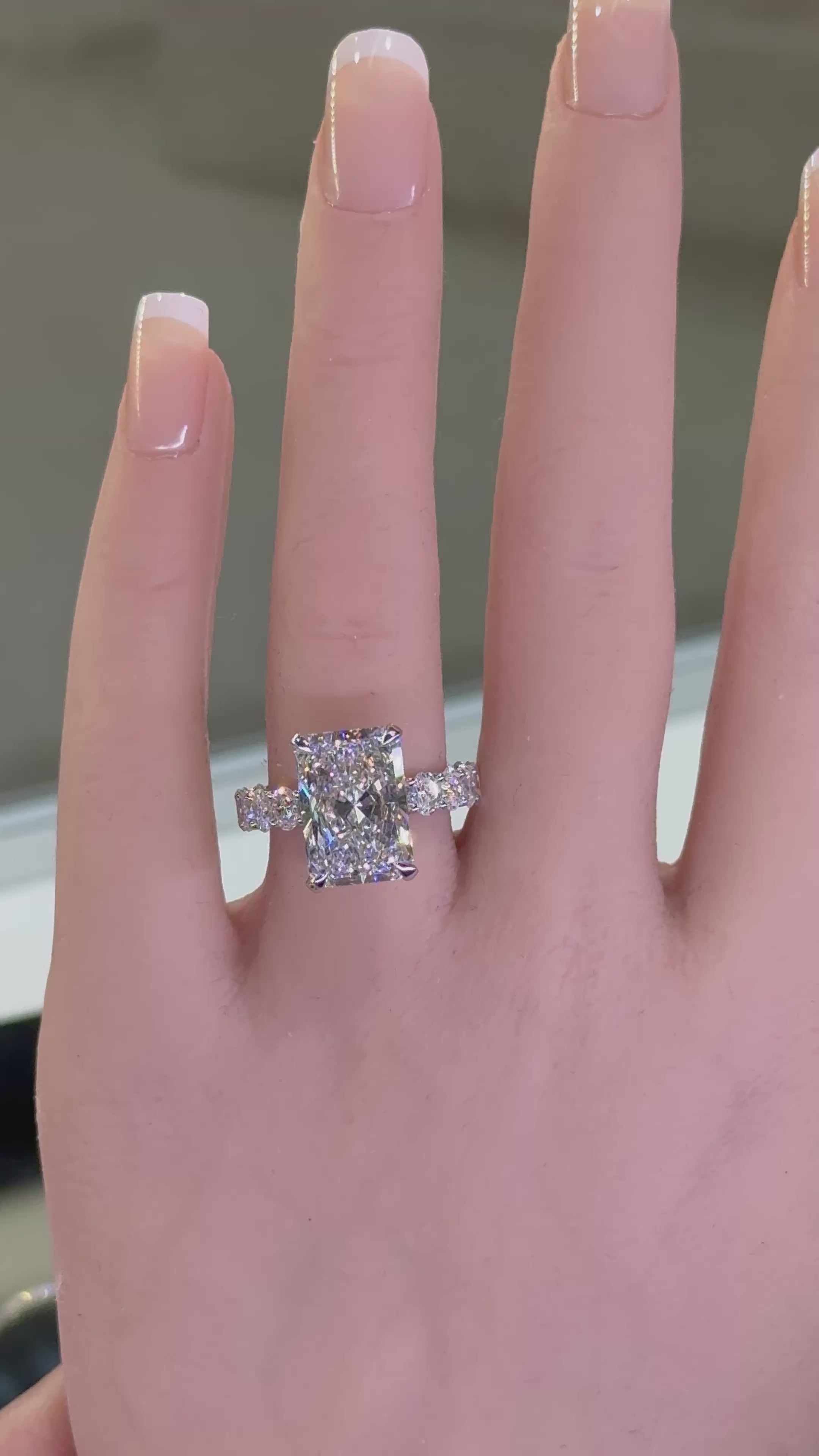 Radiant center with 4MM Oval Brilliant Sides
