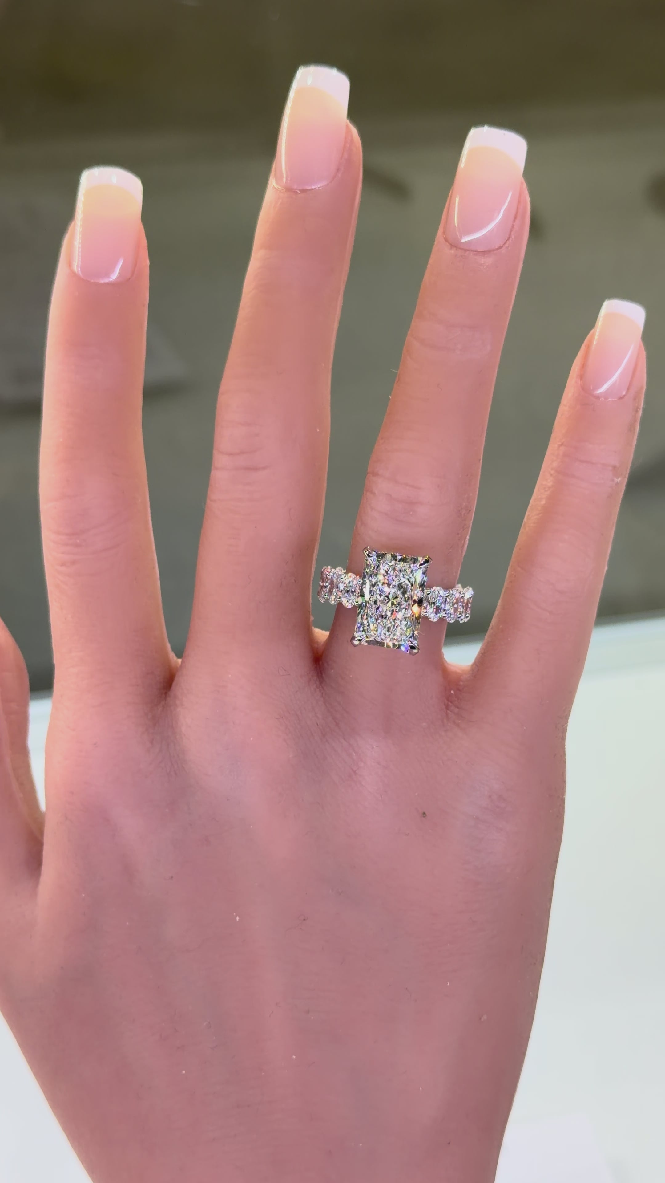 Radiant center 5MM Oval Luna Design